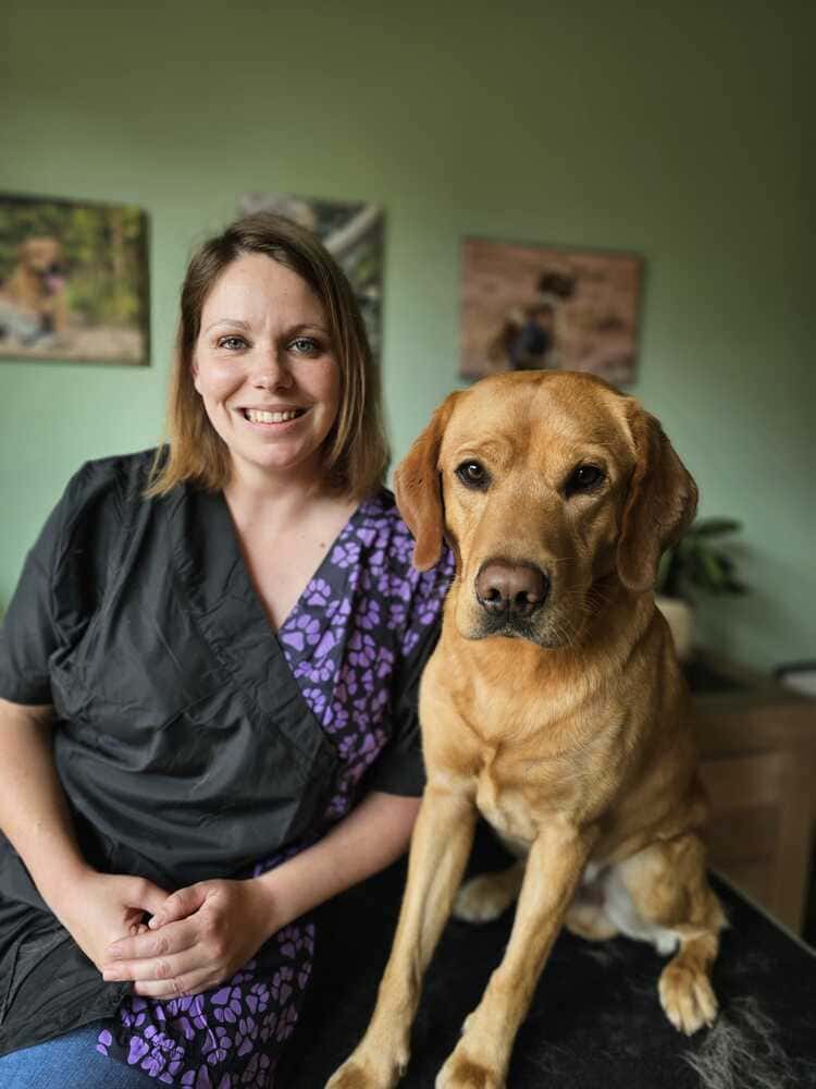 Imke, professionele hondentrimmer bij Honden Trimsalon Trimke – trimsalon Nijmegen, met tevreden hond
