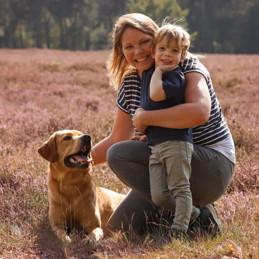 Imke, professionele hondentrimmer bij Honden Trimsalon Trimke – trimsalon Nijmegen, met gezin en hond